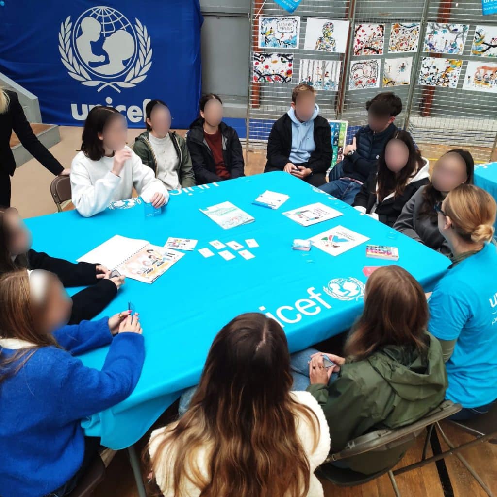 Les bénévoles de l'UNICEF France animent un atelier sur la santé mentale à Senlis ©Senlis