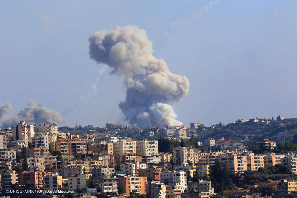 De la fumée s’échappe d’un site ciblé par des tirs d’obus dans le village de Zaita, au sud du Liban, le 23 septembre 2024. © UNICEF/UNI649017/Dar Al Mussawir