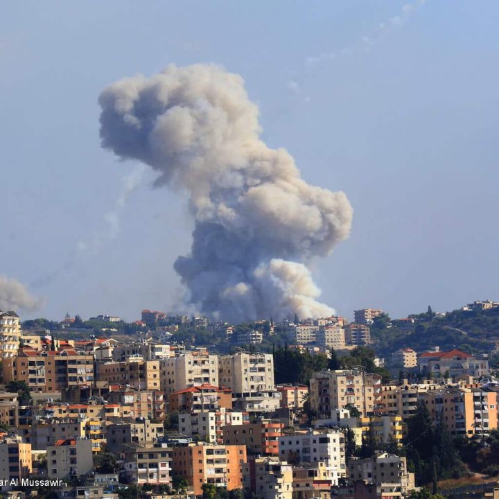 De la fumée s’échappe d’un site ciblé par des tirs d’obus dans le village de Zaita, au sud du Liban, le 23 septembre 2024. © UNICEF/UNI649017/Dar Al Mussawir