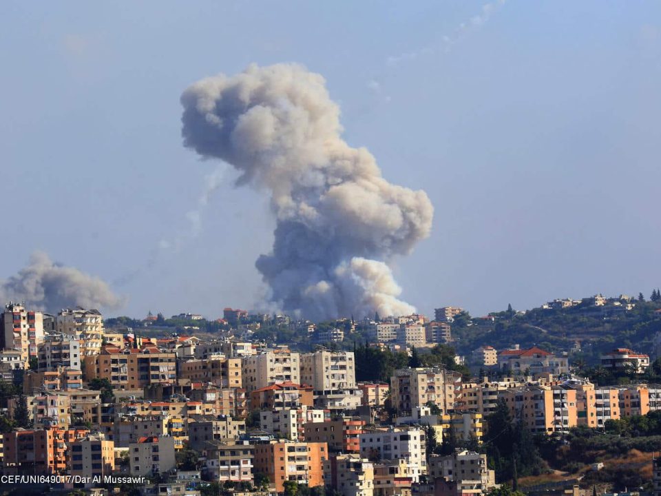 De la fumée s’échappe d’un site ciblé par des tirs d’obus dans le village de Zaita, au sud du Liban, le 23 septembre 2024. © UNICEF/UNI649017/Dar Al Mussawir